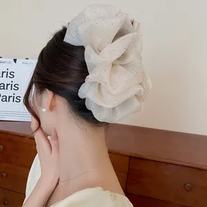 Eleganter übergroßer Haarclip mit Rüschen und Strasssteinen am Model