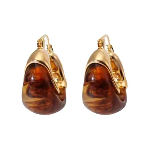 Elegant U-shaped hoop earrings with marbled brown resin in a gold-toned retro design