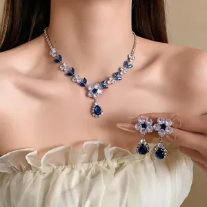 Elegante set di collana e orecchini con pendente a fiore e goccia in zirconi per signora