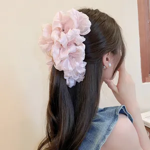 Nahaufnahme Rückansicht einer Frau mit einer eleganten rosa gerafften Haarklammer aus Organza