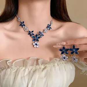 Elegante set di collana e orecchini a fiore in zircone blu per abiti da sera raffinati