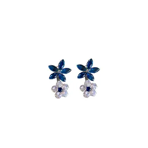 Eleganti orecchini pendenti a fiore in zircone blu e bianco per gioielli da festa donna