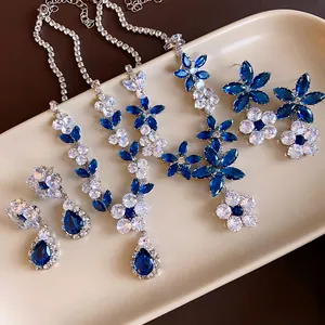 Vista dettagliata di un set di gioielli di lusso con fiori e gocce in zircone blu
