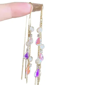 Eleganti orecchini pendenti lunghi in cristallo iridescente a forma di pera con finitura oro