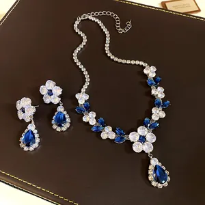 Vista dettagliata della collana di fiori in zircone con un elegante ciondolo a goccia blu