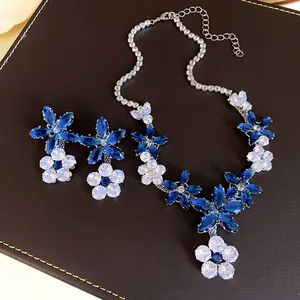 Dettaglio di un set di gioielli di lusso con fiori di zircone blu