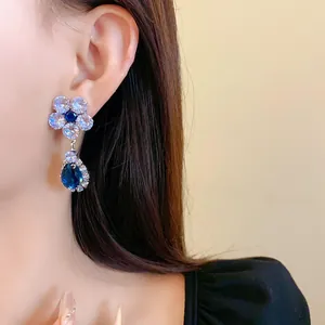 Eleganti orecchini pendenti a fiore scintillante e goccia blu con zirconi cubici