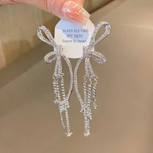 Elegante Ohrringe mit Strass-Schleife und langen glitzernden Quasten für Damen.