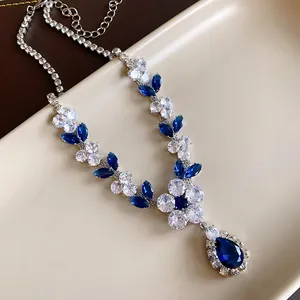 Primo piano della collana elegante con fiori di zircone blu e pendente a goccia
