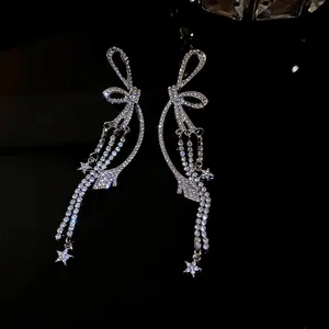 Detailansicht der luxuriös glitzernden Strass-Schleifen-Ohrringe mit Sternanhängern