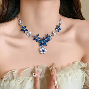 Elegante collana con pendente a fiore e foglia in zircone blu e bianco dettaglio