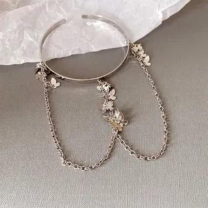 Bracelet manchette papillon argenté élégant avec de délicates chaînes pendantes pour femmes
