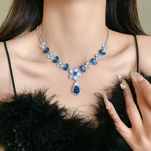 Dettaglio ravvicinato di una lussuosa collana in zircone blu con ciondolo a fiore e foglia