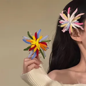 Pince à cheveux fleur en peluche colorée faite à la main pour femme, accessoire floral