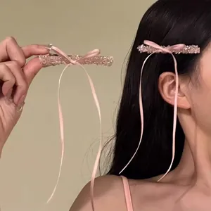 Barrette nœud rose élégante ornée de perles de cristal et de longs rubans fluides