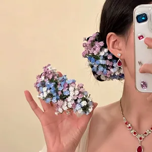 Barrette à cheveux élégante ornée de fleurs de gypsophile artificielles colorées pour femmes