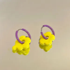 Boucles d'oreilles créoles en argent avec revêtement violet et pendentifs fleurs jaunes vifs