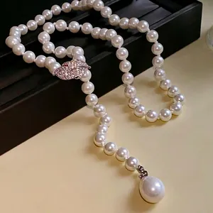Elegante collar de perlas blancas estilo francés con cierre de hoja de circonita brillante.