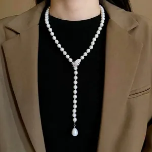Collar de perlas largo estilo francés minimalista con cierre de hoja de circón.