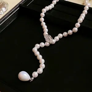 Collar de perlas francés minimalista con cierre de hoja de circonia y colgante
