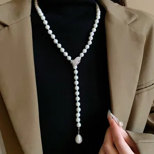 Elegante collar de perlas en Y con detalle de hoja de circón y perla de lágrima