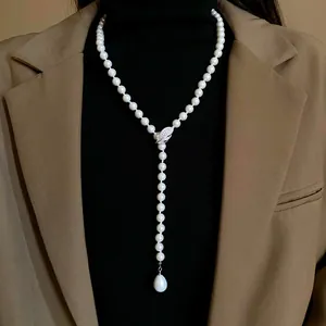 Collar de perlas estilo francés con hoja de circón y colgante de gota detalle.