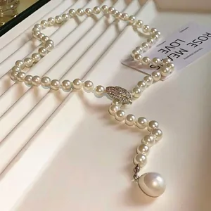 Detalle del collar de perlas de estilo francés con cierre de hoja de circón y perla