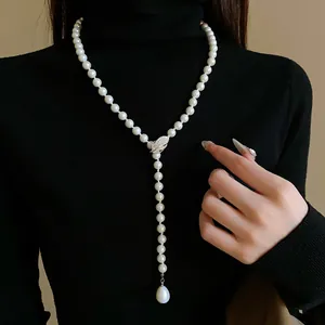 Elegante collar de perlas en forma de Y con hoja de circón en jersey negro