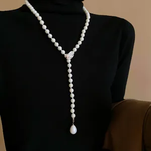 Elegante collar de perlas en forma de Y con dije de hoja de circón y detalle de gota de perla