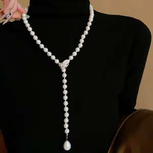 Vista detallada de un elegante collar de perlas en forma de Y con cierre de hoja de circón brillante