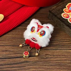 Vue détaillée d'une pince à cheveux lion de danse en peluche avec grelots dorés