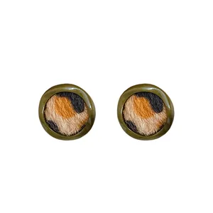 Boucles d'oreilles vintage à imprimé léopard avec une bordure vert olive minimaliste