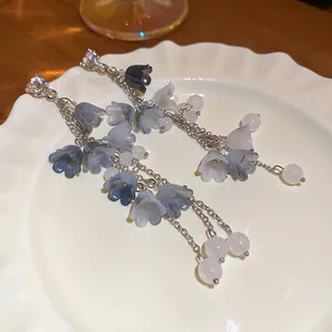 Eleganti orecchini pendenti a mughetto blu sfumato con catene d'argento e perline rosa