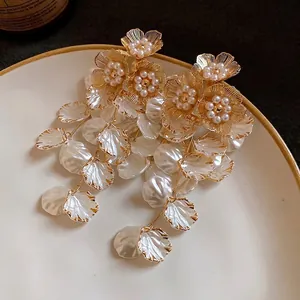 Boucles d'oreilles élégantes à pampilles en perles avec bordure dorée chic pour elle