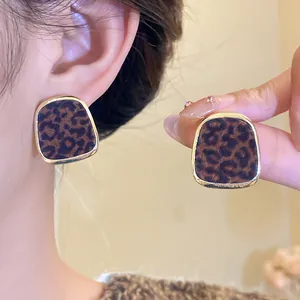 Gros plan de boucles d'oreilles vintage à imprimé léopard avec bordure dorée élégante