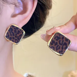 Vue détaillée de boucles d'oreilles carrées rétro à motif léopard et bordure dorée