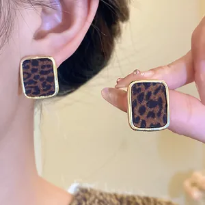 Gros plan de boucles d'oreilles vintage à imprimé léopard avec un cadre doré élégant