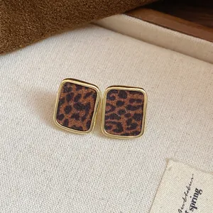 Vue détaillée des boucles d'oreilles carrées vintage à imprimé léopard et métal doré
