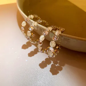 Pendientes de aro en forma de C bañados en oro con piedras ojo de gato y cristales