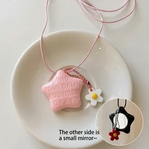 Charmante rosa Acryl-Sternenkette mit Blumenanhänger und verstecktem Rückspiegel