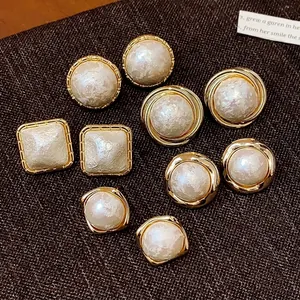 Pendientes de botón vintage de perlas de algodón chapadas en oro estilo francés en tela