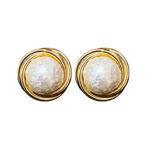Elegantes pendientes redondos bañados en oro con perlas de algodón de color blanco mate