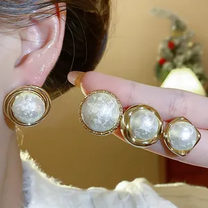 Pendientes de perlas de algodón con marcos geométricos bañados en oro para mujer
