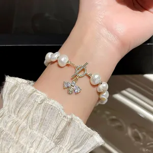 Bracelet en perles baroques élégant avec abeille en zircone et fermoir à bascule chic