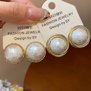 Elegantes pendientes de perlas de algodón con agujas de plata S925 y baño de oro.