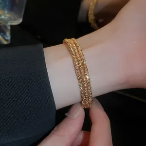 Elegante bracciale multistrato a grani dorati stile lusso raffinato per donna chic