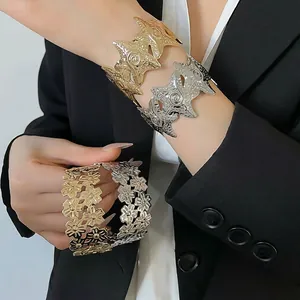 Fashion Minimalist Metal Wrinkled Star And Hollow Flower Open Cuff Bracelet For Women Gold Silver Plated Elegant Party Jewelry Gift