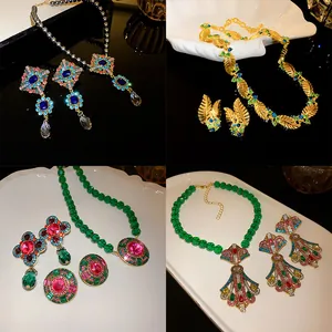 Makroansicht von vier bunten Vintage-Schmucksets mit Perlenhalsketten und Ohrringen