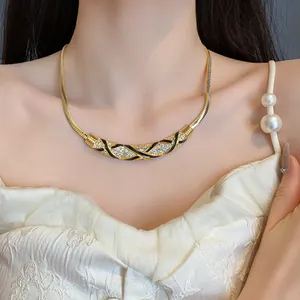 Detailansicht einer goldenen Vintage-Halskette mit schwarzer Emaille und Kristallen