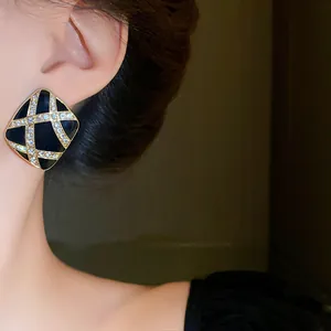 Detailaufnahme von Vintage-Gitterohrringen mit Strasssteinen am Ohr eines Modells